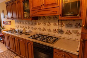 Fridge, oven, stovetop, coffee/tea maker