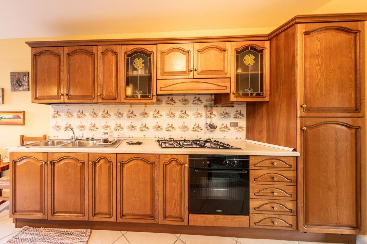 Kühlschrank, Ofen, Herdplatte, Wasserkocher mit Kaffee-/Teezubehör