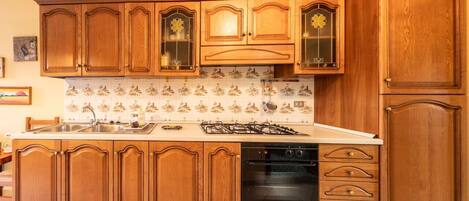 Een koelkast, een oven, een kookplaat, een koffiezetapparaat/waterkoker