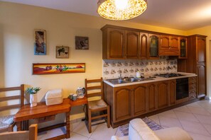 Fridge, oven, stovetop, coffee/tea maker