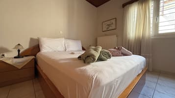3 bedrooms, iron/ironing board, WiFi, bed sheets
