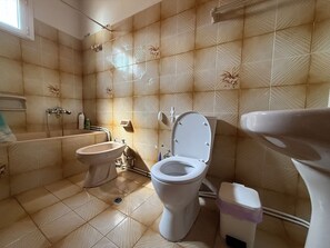 Bidet, serviettes fournies, savon, shampoing