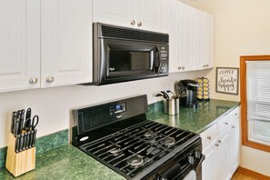 Fridge, microwave, oven, stovetop - Charming apt in DT Libertyville - Near Naval Base (Libertyville)