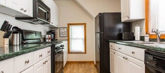 Charming apt in DT Libertyville - Near Naval Base