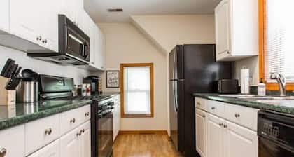 Charming apt in DT Libertyville - Near Naval Base
