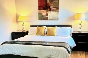 4 habitaciones, escritorio y tabla de planchar con plancha