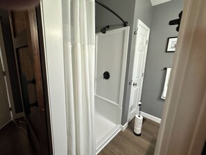 Shower, hair dryer, towels, soap - Cozy 3-bedroom in Wappapello with AC, WiFi and close to the Lake. (Wappapello)