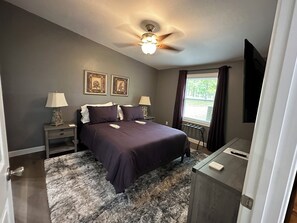 3 bedrooms, desk, iron/ironing board, travel crib - Cozy 3-bedroom in Wappapello with AC, WiFi and close to the Lake. (Wappapello)