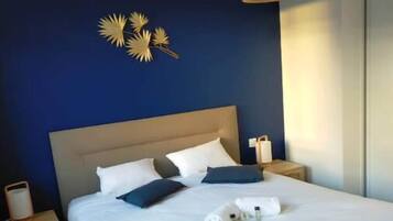 4 slaapkamers, een bureau, een strijkplank/strijkijzer, wifi