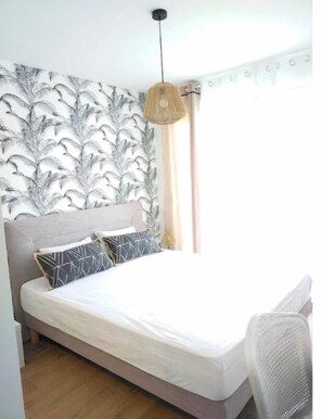 4 bedrooms, desk, iron/ironing board, WiFi - Large Family House for 10 with Enclosed Garden and Parking near Lyon (Feyzin)