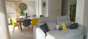 Télévision, table de tennis de table, livres, espaces bureaux