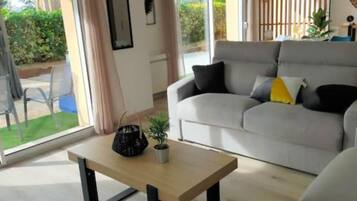 Televisie, een tafeltennistafel, boeken en een kantoor