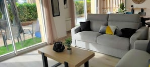 Fernseher, Tischtennisplatte, BĂŒcher, Arbeitsbereiche