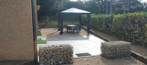 Outdoor dining - Large Family House for 10 with Enclosed Garden and Parking near Lyon (Feyzin)