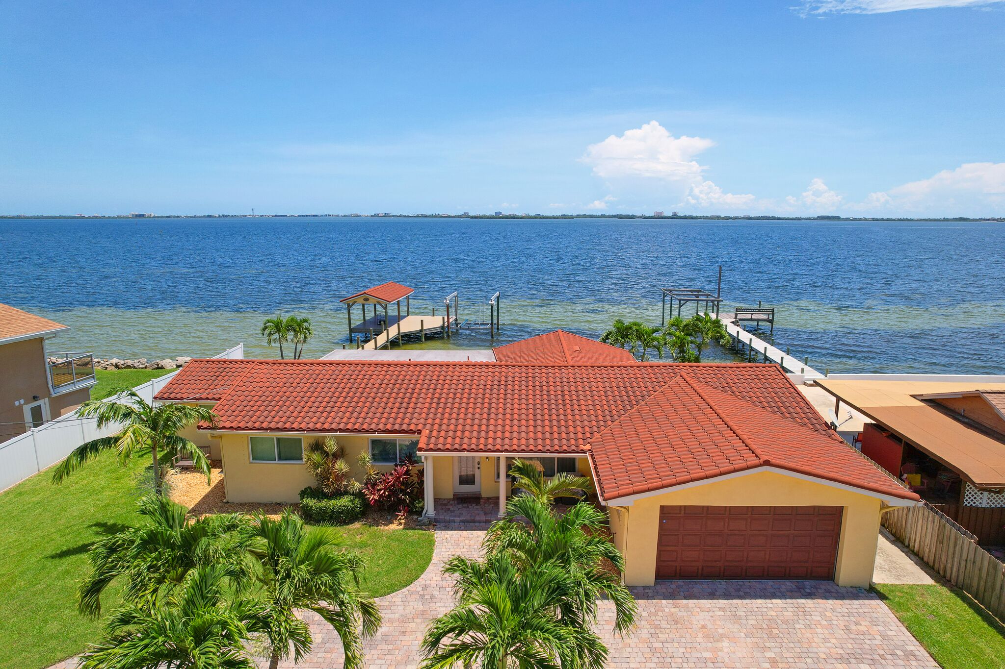 Private Boat Dock & Waterfront Views-9 mins to beach. Fishing, Kayaking & More!