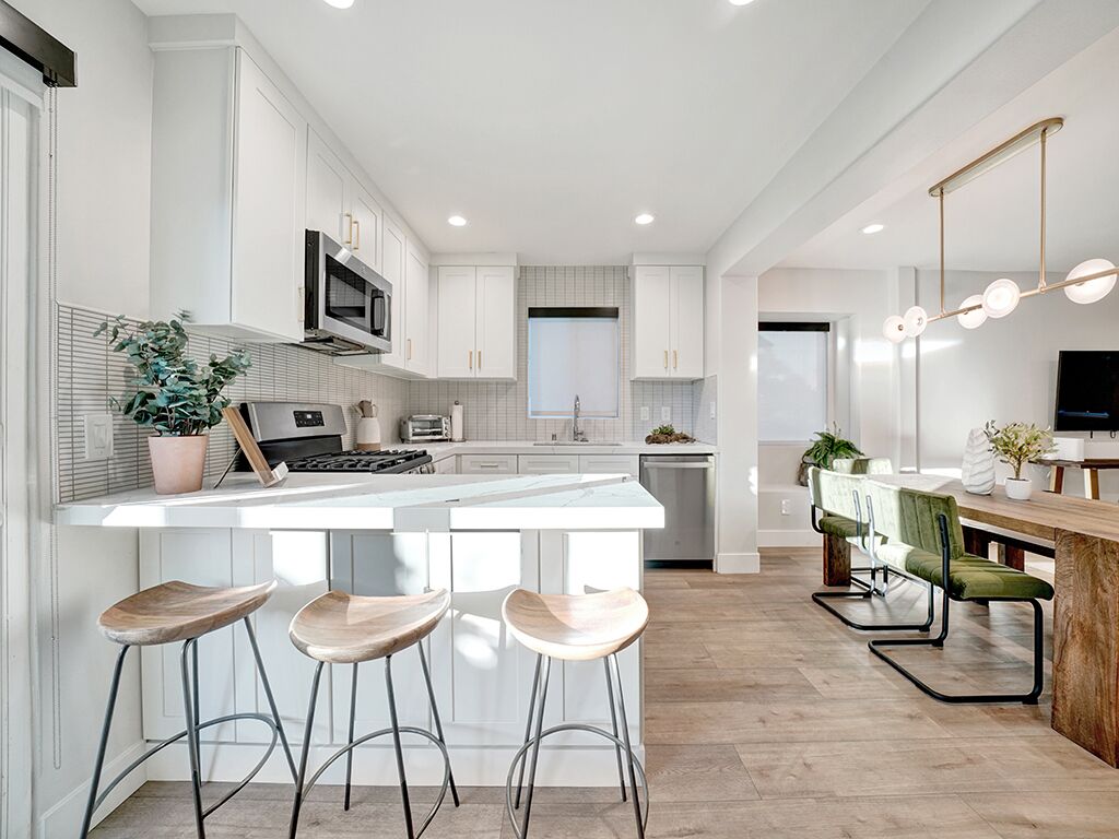 Kjøleskap, mikrobølgeovn, ovn og kokeplater