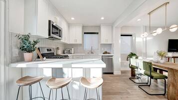 Kjøleskap, mikrobølgeovn, ovn og kokeplater