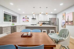 Dining - Sleeps 8 - Hilltop Oasis with Hot Tub and City View (San Jose)