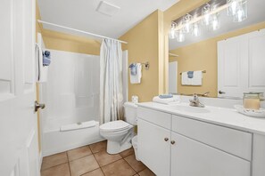 Haartrockner, Handtücher, Seife, Toilettenpapier