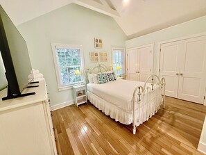 4 bedrooms, desk, iron/ironing board, free WiFi - MONTHLY LISTING! Seacret Paradise: Desirable Oasis in the Heart of Old Town (Key West)