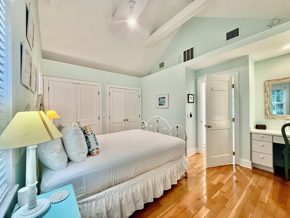 4 bedrooms, desk, iron/ironing board, free WiFi - MONTHLY LISTING! Seacret Paradise: Desirable Oasis in the Heart of Old Town (Key West)