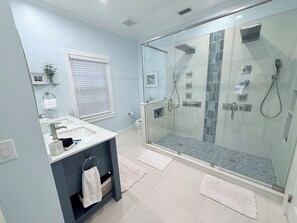 Regadera, secadora de cabello, toallas, jabón 