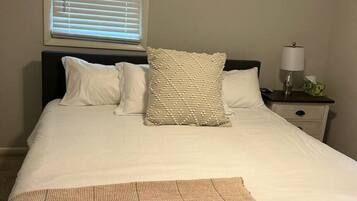 4 chambres, bureau, fer et planche à repasser, lit parapluie