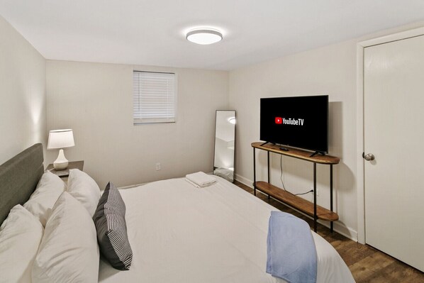 4 室のベッドルーム、デスク、アイロン / アイロン台、旅行用ベビーベッド