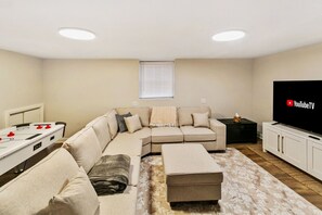 Smart TV - Home W/ Large Deck, Libertyville - Near Naval Base (Libertyville)