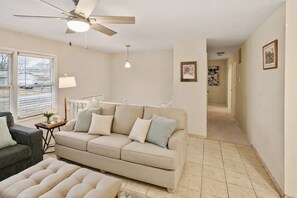 Smart TV - Home W/ Large Deck, Libertyville - Near Naval Base (Libertyville)