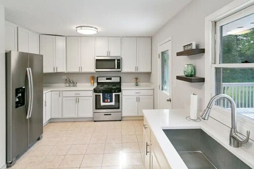 Home W/ Large Deck, Libertyville - Near Naval Base