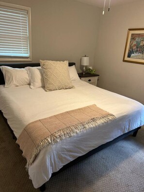 4 عدّة غرف نوم ومكتب ومكواة/لوح كي وسرير سفر