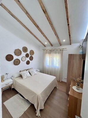 4 bedrooms, iron/ironing board, free WiFi, bed sheets