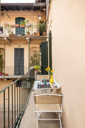 Outdoor dining - Two bedroom apartment set in the Centre of Como. (Como)