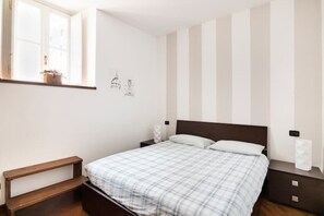 2 bedrooms, iron/ironing board, free WiFi, bed sheets - Two bedroom apartment set in the Centre of Como. (Como)