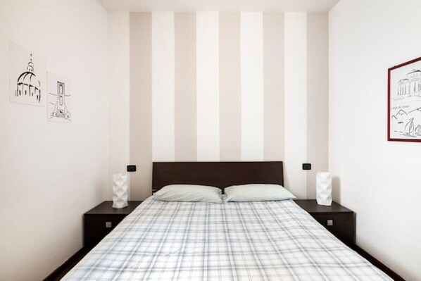 2 bedrooms, iron/ironing board, free WiFi, bed sheets - Two bedroom apartment set in the Centre of Como. (Como)