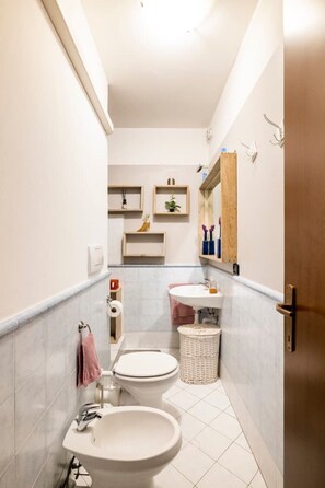 Shower, hair dryer, towels, soap - Two bedroom apartment set in the Centre of Como. (Como)