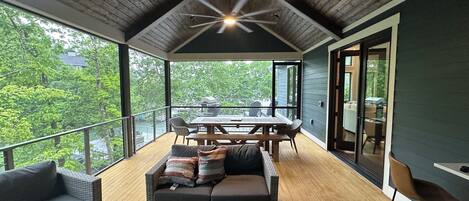 Smart TV, chimenea, mesa de ping pong