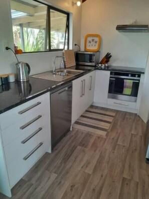 Microwave, oven, stovetop, dishwasher - Hosts on the Coast - Tobie's Cabana (Whangamata)