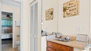 Ein Badezimmer mit Toilette, Waschbecken und Dusche. An der Wand sind zwei Schilder angebracht, eines mit der Aufschrift 'Relax you're on BEACH Time...' und das andere mit 'Happiness is on the BEACH'.