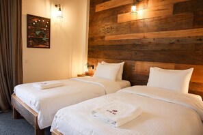Habitación estándar, 2 camas individuales, no fumadores | Baño | Ducha, secador de pelo, albornoces y zapatillas