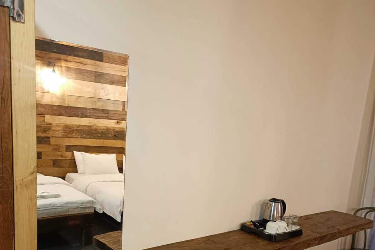 Hypo-allergenic bedding, in-room safe, desk, laptop workspace