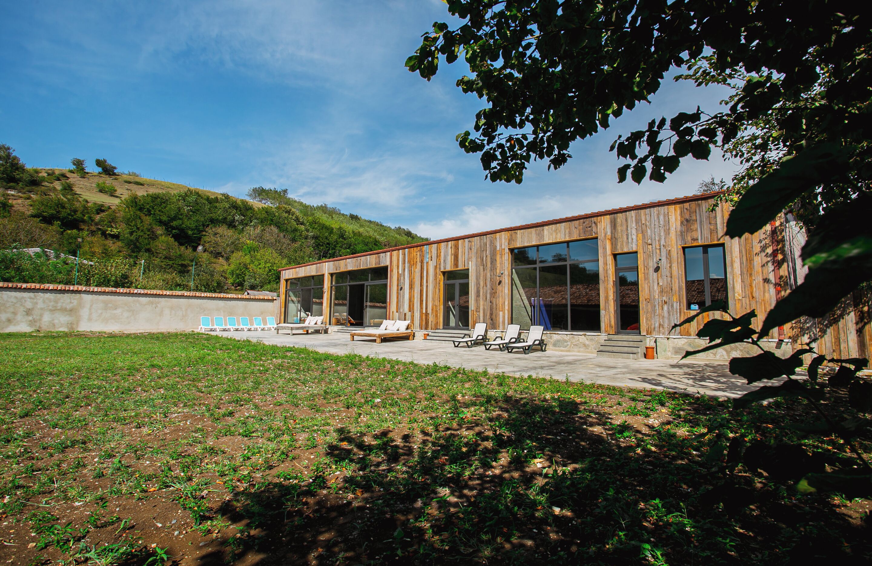 室內游泳池，開放時間為 09:00 至 19:00，提供日光浴躺椅