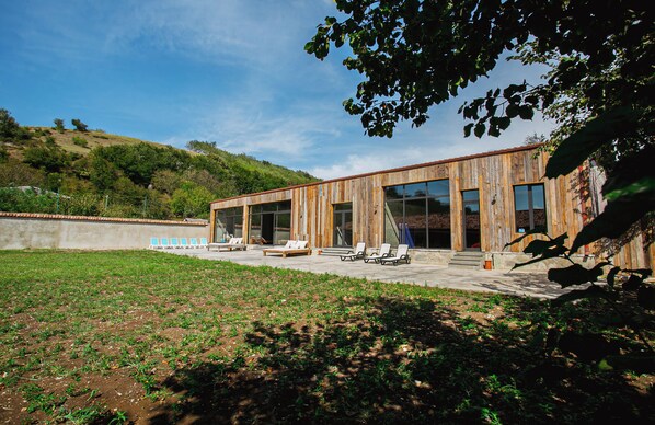 Piscine couverte, accès possible de 09 h 00 à 19 h 00, chaises longues