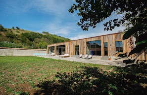 Een binnenzwembad, open van 09.00 uur tot 19.00 uur, en ligstoelen