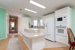 Microondas, horno, placa de cocina, lavavajillas