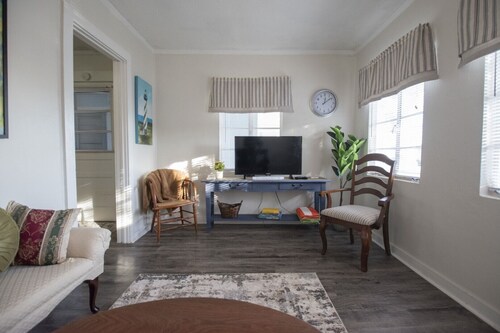 Cozy get-away within walking distances to bars, restaurants and the water front!