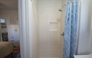 Douche, sĂšche-cheveux, serviettes fournies, papier toilette