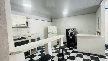 Kühlschrank, Kochgeschirr/Geschirr/Besteck