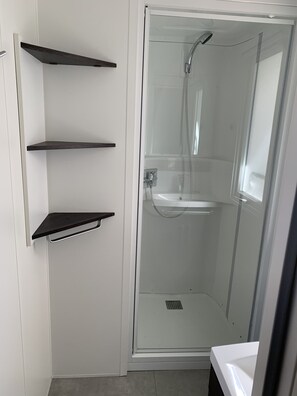 Secadora de cabello y papel de baño